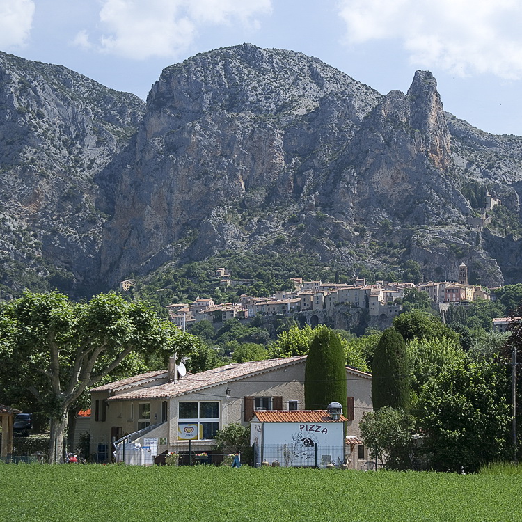 Provence 2014 +20140612_0624 als Smart-Objekt-1 Kopie.jpg - der Ort Moustiers -  in den Berg gebaut